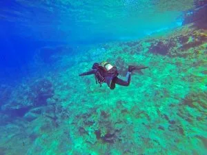 Buceador en la tercera formación de buceo
