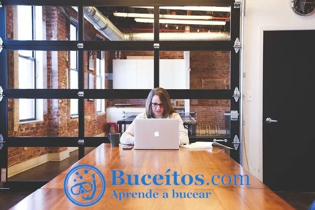 Mujer repasando los conocimientos de la teoría de buceo para planificar sus inmersiones.