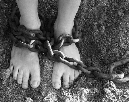 Una de las habilidades de rescate bajo el agua es liberar a la víctima de una traba.
